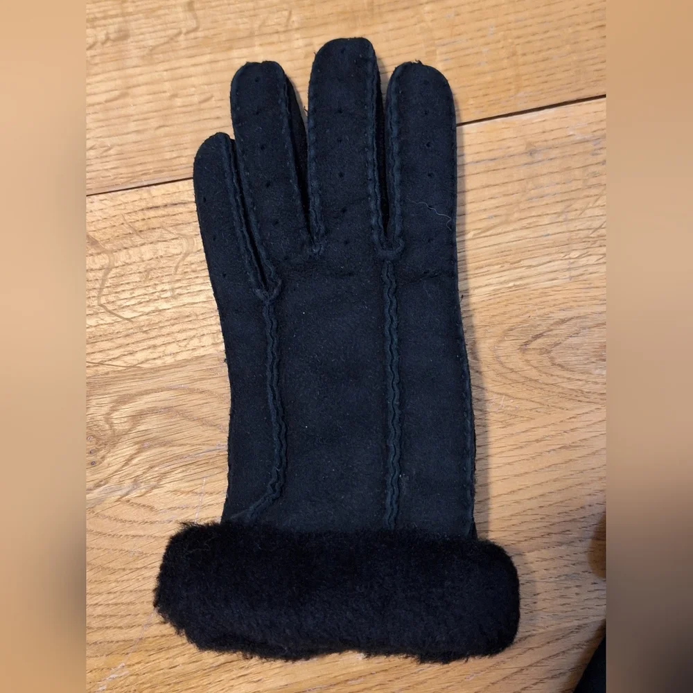 UGG | Black, Stiched Suede Gloves